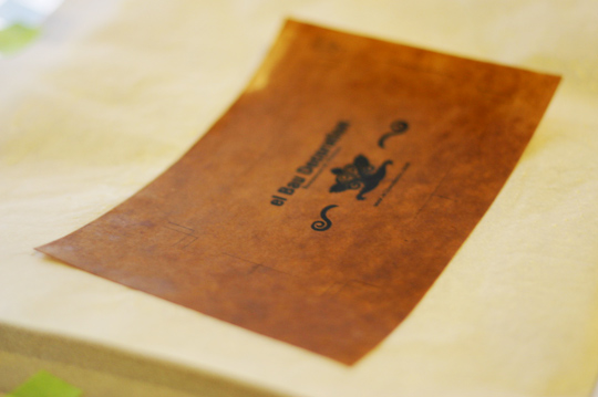 ワックスペーパー｜ろう引き紙、加工中。